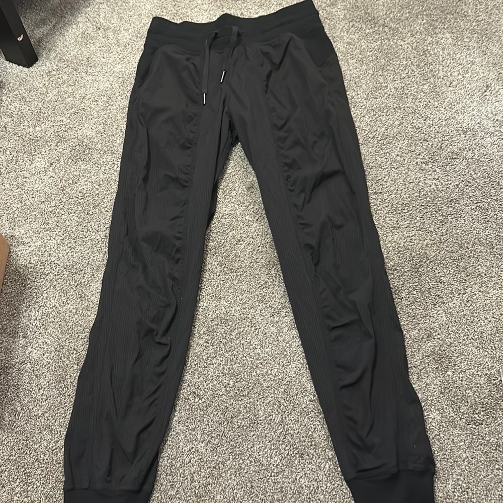 I’m selling lulu joggers size 6 in black there in great condition